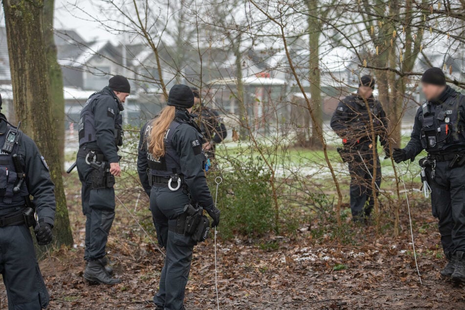 Am Tag lief die Spurensuche der Polizei im Umfeld des Dormagener Waldsees weiter.