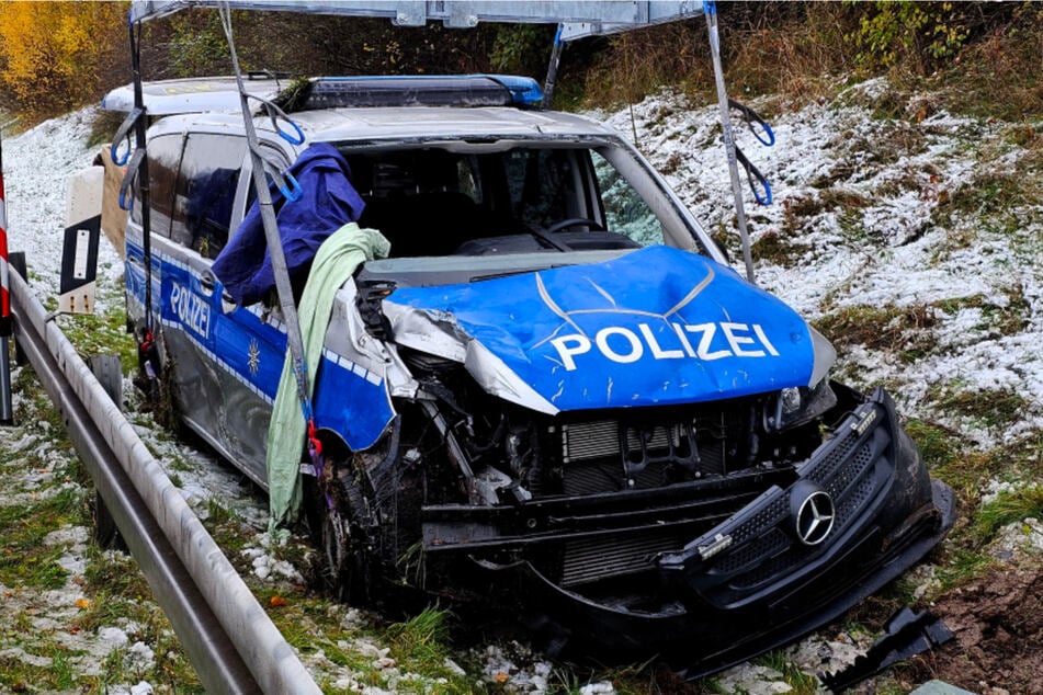 Winterchaos in Sachsen: Polizeiwagen überschlägt sich