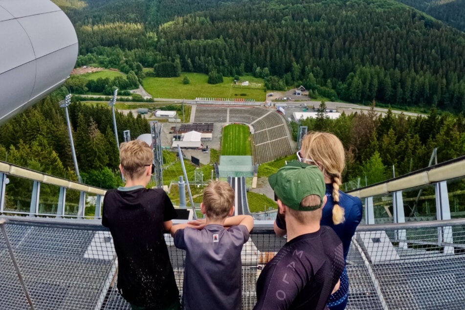 Nx für Angsthasen: Blick von der Schanze in die Vogtland Arena Klingenthal.