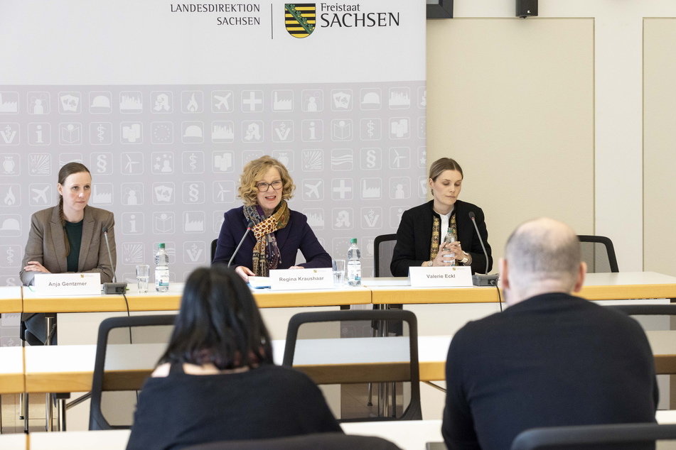 Bei einer Pressekonferenz äußerten sich Einrichtungsleiterin Anja Gentzmer (39, v.l.), Landesdirektions-Präsidentin Regina Kraushaar (59) sowie Pressesprecherin Valerie Eckl zum Vorfall.