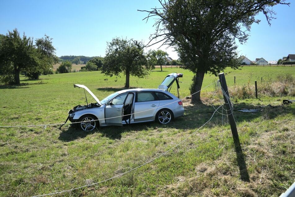 Der ebenfalls schwer beschädigte Audi landete im Graben.