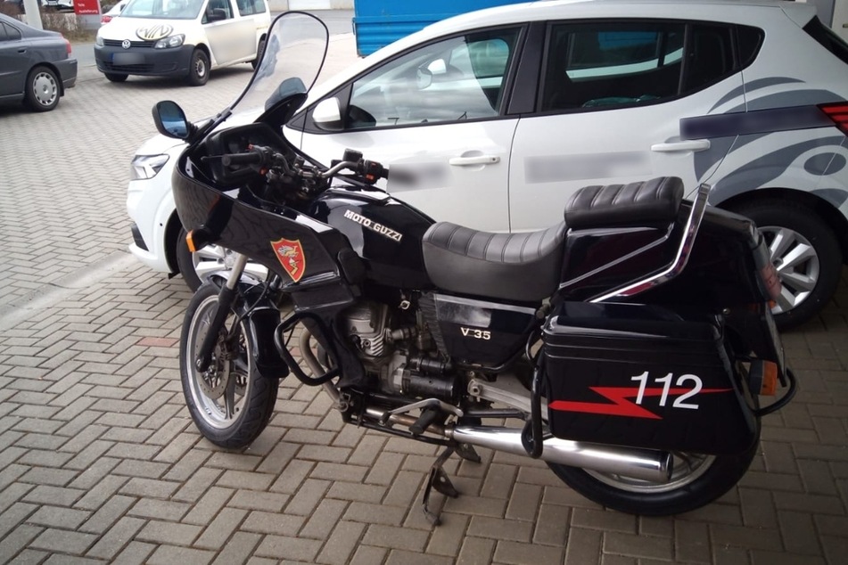 An dem gestohlenen Motorrad ist noch der rote Blitz und die Nummer 112 der italienischen Polizei zu erkennen.