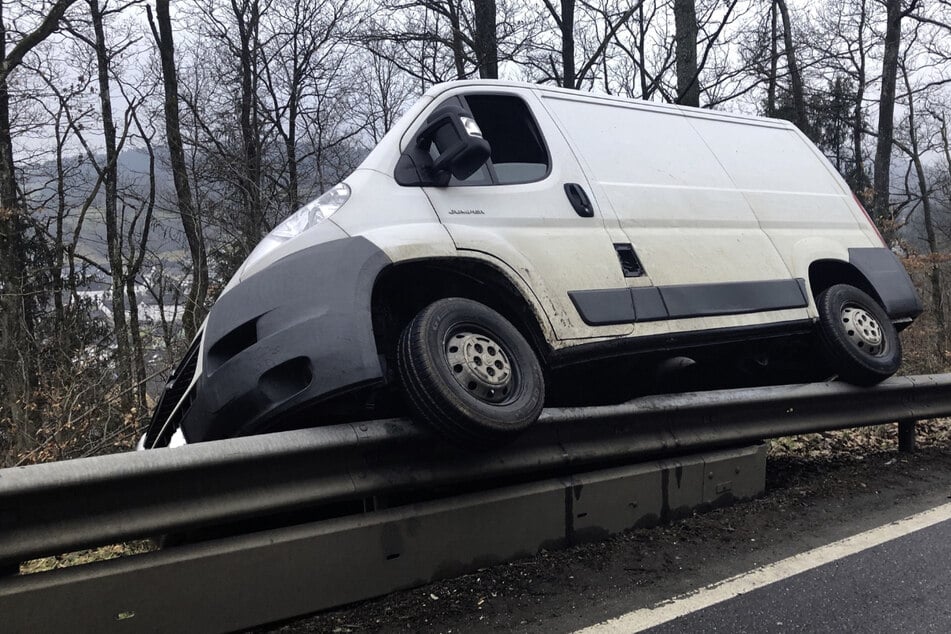Glück im Unglück: Die Leitplanke verhinderte für den Fahrer des Transporters Schlimmeres.