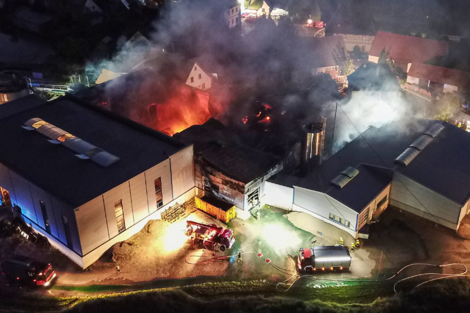 Rund 160 Kräfte der umliegenden Feuerwehren waren im Einsatz.