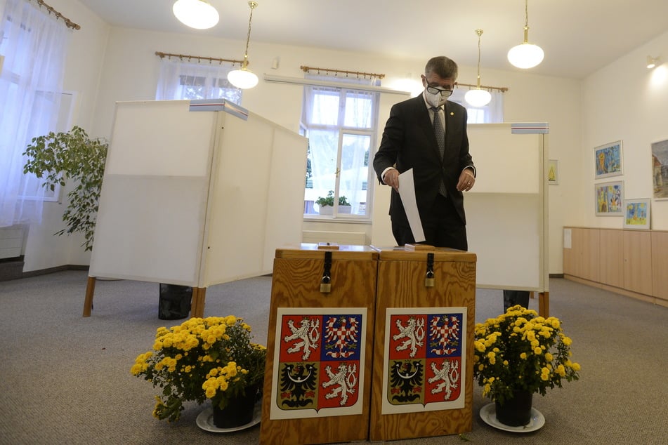 Andrej Babis, Premierminister von Tschechien, gibt in einem Wahllokal seinen Stimmzettel für die Regional- und Senatswahlen ab.