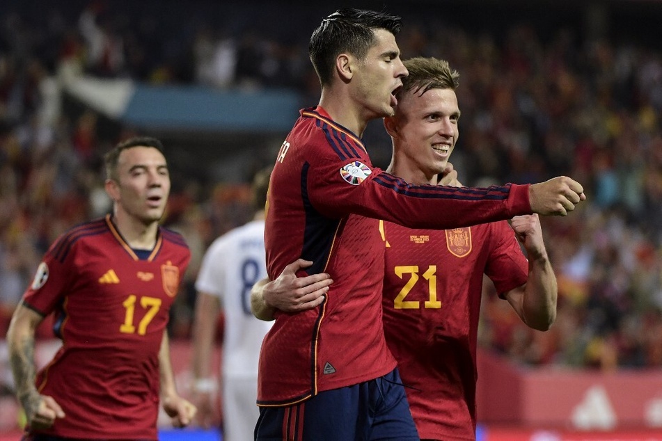 Der Spanier Dani Olmo (24, r.) feiert seinen Treffer zum 1:0 mit Alvaro Morata (30, M.).