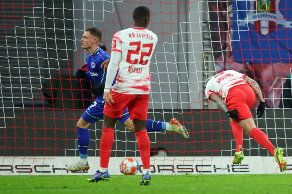 Florian Wirtz (l.) bestrafte das schlechte Abwehrverhalten des Champions-League-Teilnehmers aus Sachsen.