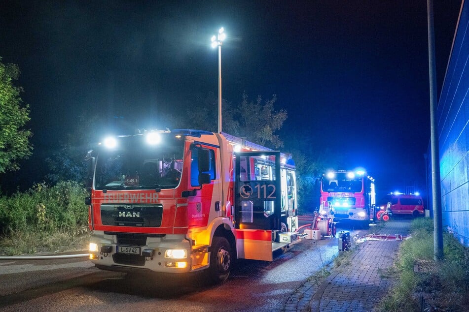 Die Feuerwehr eilte mit mehreren Fahrzeugen herbei und löschte den Brand.
