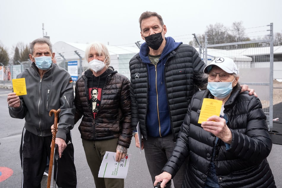 Schauspieler Ralf Moeller (62, 2.v.r.) steht mit seinem Freund Heinz Cordes (2.v.l), zwischen seinen Eltern Ursula (85, r.) und Helmut (92, l.) vor dem Impfzentrum, in dem sie ihre zweite Impfung gegen das Coronavirus erhalten haben.