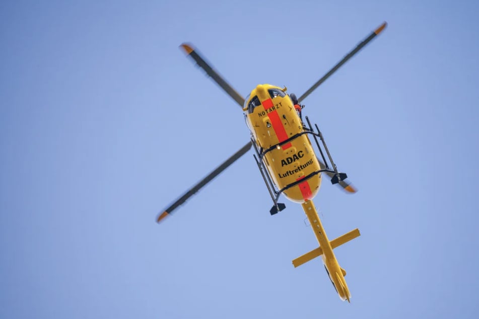 Der Kia-Fahrer wurde per Rettungshubschrauber in ein Krankenhaus geflogen. (Symbolfoto)