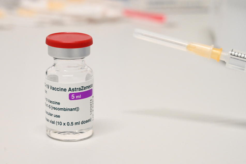 Der Corona-Impfstoff von AstraZeneca darf inzwischen ohne Priorisierung geimpft werden.