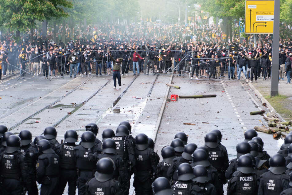 Am 16. Mai 2021 stand die Polizei gewaltbereiten Fans nach Dynamo Dresdens Zweitliga-Aufstieg gegenüber.
