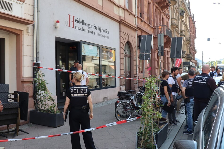 Dutzende Einsatzkräfte sind momentan auf der Suche nach dem Täter.