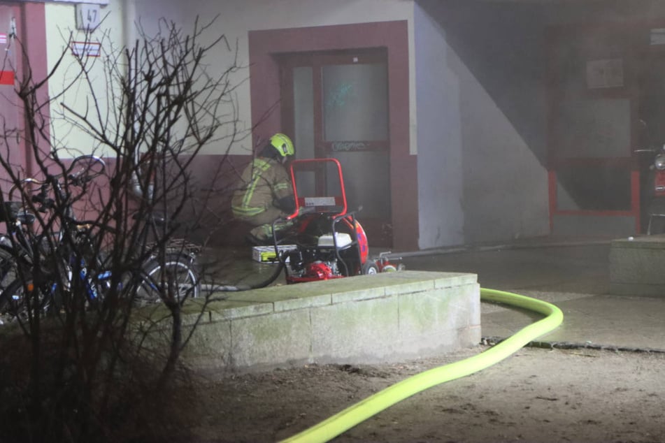 Die Feuerwehr hat die Flammen gelöscht und die verrauchten Bereiche belüftet.