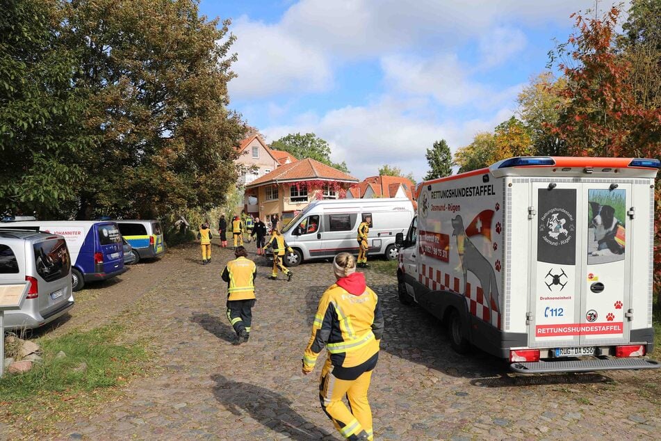 Einsatzkräfte suchen mit einem Großaufgebot nach einem vermissten Jungen.