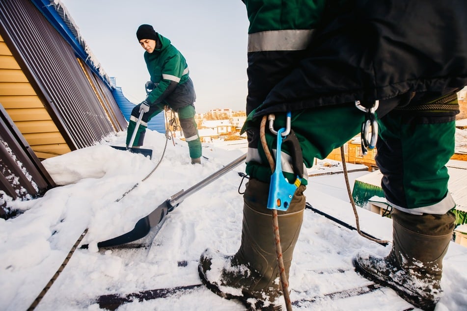 Hast Du Dich gefragt, wie Du den Schnee vom Dach kriegen sollst? Fachleute helfen.