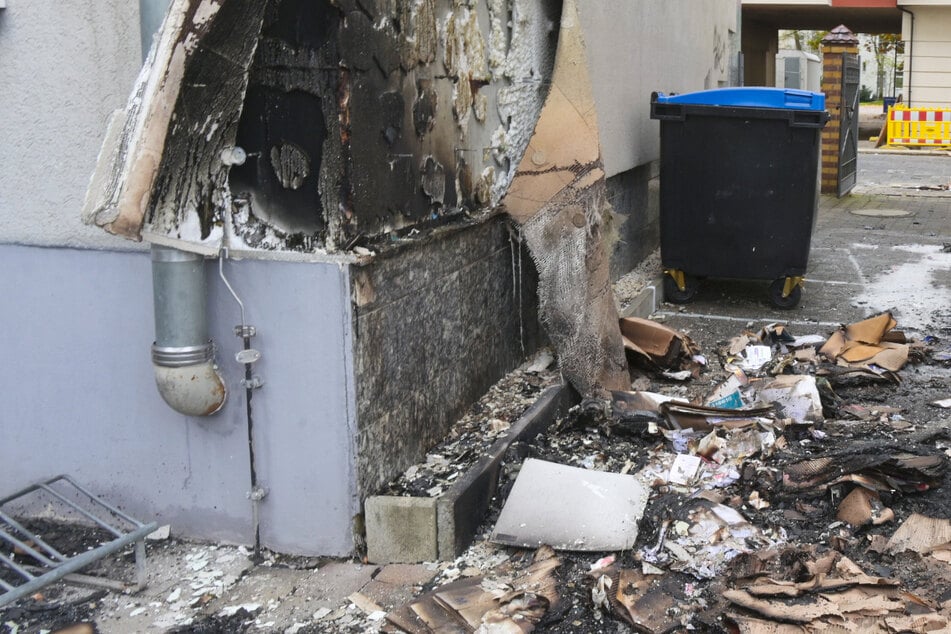 Leipzig: Hitze trifft Fassade: Brandstifter beschädigen Ärztehaus in Stötteritz