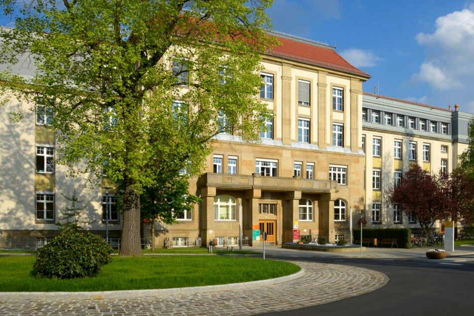 Das ist die Poliklinik für Zahnerhaltung (Haus 28) des Uniklinikums Dresden.