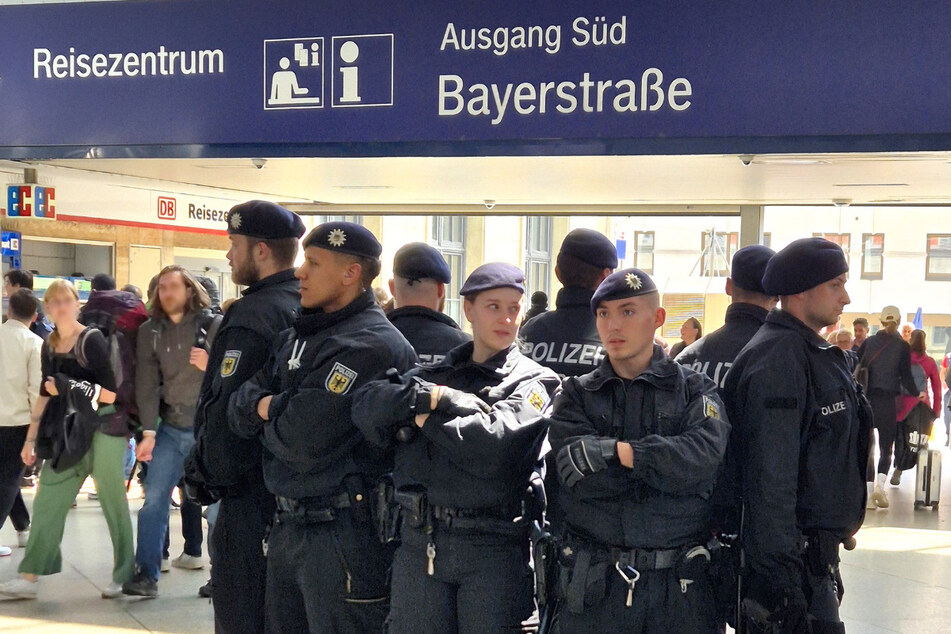 Am Münchner Hauptbahnhof mussten Polizisten eine Gruppe von Fans belehren.