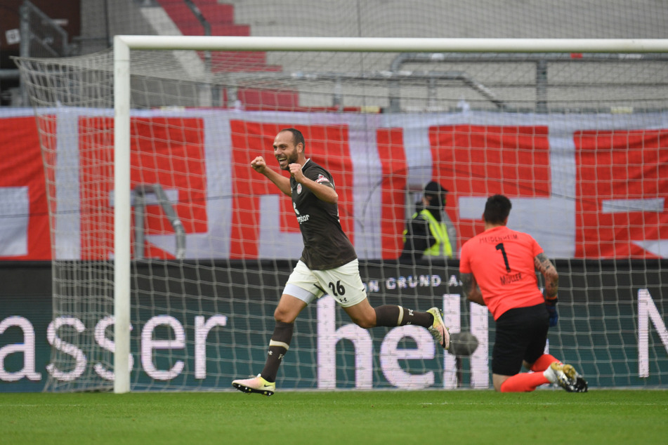 FC St. Paulis Sechser Rico Benatelli (29, l.) hat sich in dieser Saison in der Mannschaft etabliert und sich zu einem der wichtigsten Spieler der Kiezkicker entwickelt. (Archivfoto)
