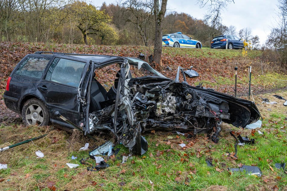 Kinder müssen alles mitansehen: VW zerschellt an Baum - Fahrer tot