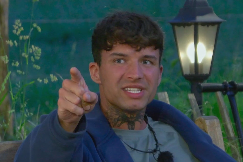 Micha trennt sich von seiner Freundin und will die Show verlassen - macht dann aber doch wieder einen Rückzieher.