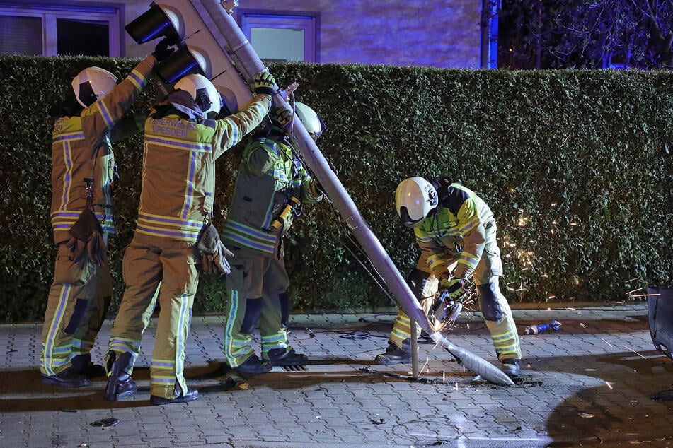Der Ampelmast musste noch in der Nacht gefällt werden.