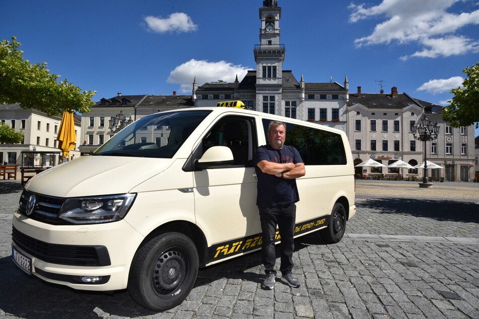 Taxi-Besitzer Jochen Rzorske (67) aus Oelsnitz/Vogtland hat keine Angst vorm Rückgang der Fahrgastzahlen: "Wer aufs Taxi angewiesen ist, kommt wieder."
