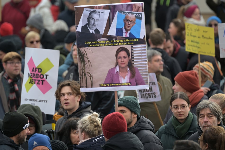 Auch zahlreiche Plakate mit Aufschriften gegen den CDU-Kanzlerkandidaten Friedrich Merz (69) wurden gezeigt.