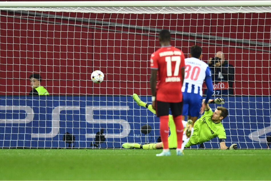 Während Bayer 04 Leverkusen vom Punkt scheiterte, traf Portos Mehdi Taremi (30, 2.v.r.) gleich doppelt aus 11 Metern.