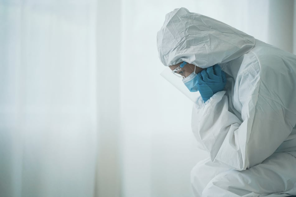 Die Polizei konnte das Horror-Haus nur mit Schutzanzügen betreten. Einer Beamtin wurde dabei ganz übel. (Symbolbild)