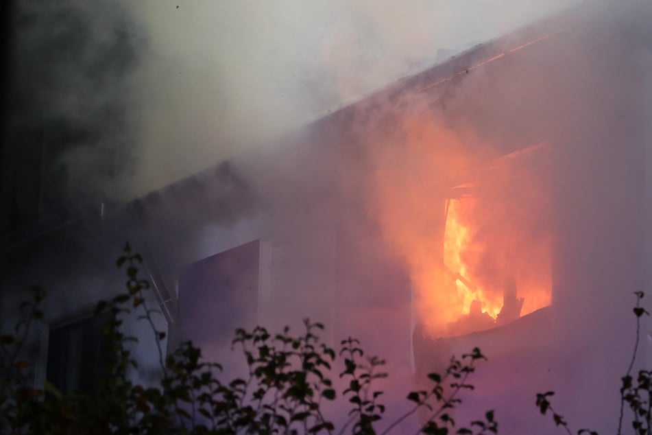 Beim Eintreffen der Brandbekämpfer stand das Reihenmittelhaus bereits in Vollbrand.