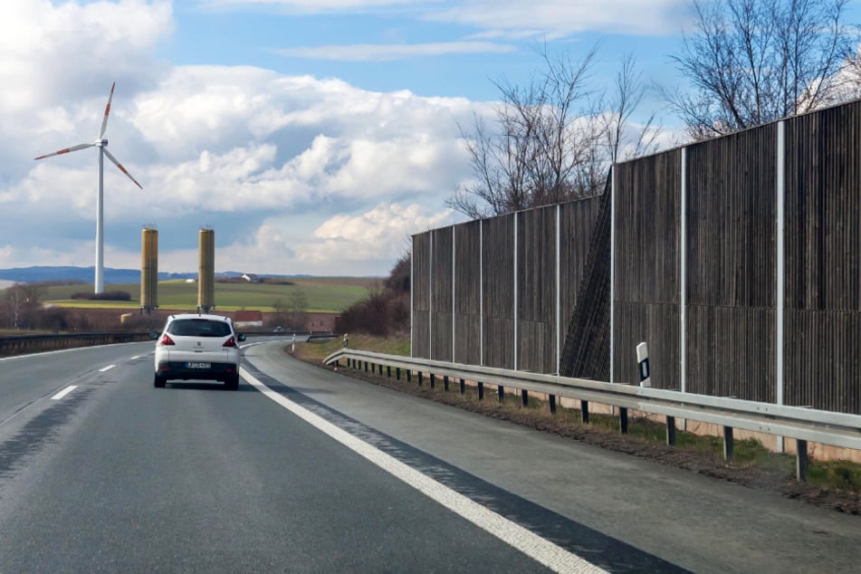 Auf der A 72 wird eine neue Lärmschutzwand gebaut.