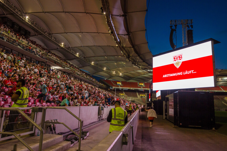 Bei der außerordentlichen Mitgliederversammlung haben die VfB-Anhänger über die Ausgliederung der Profiabteilung abgestimmt.