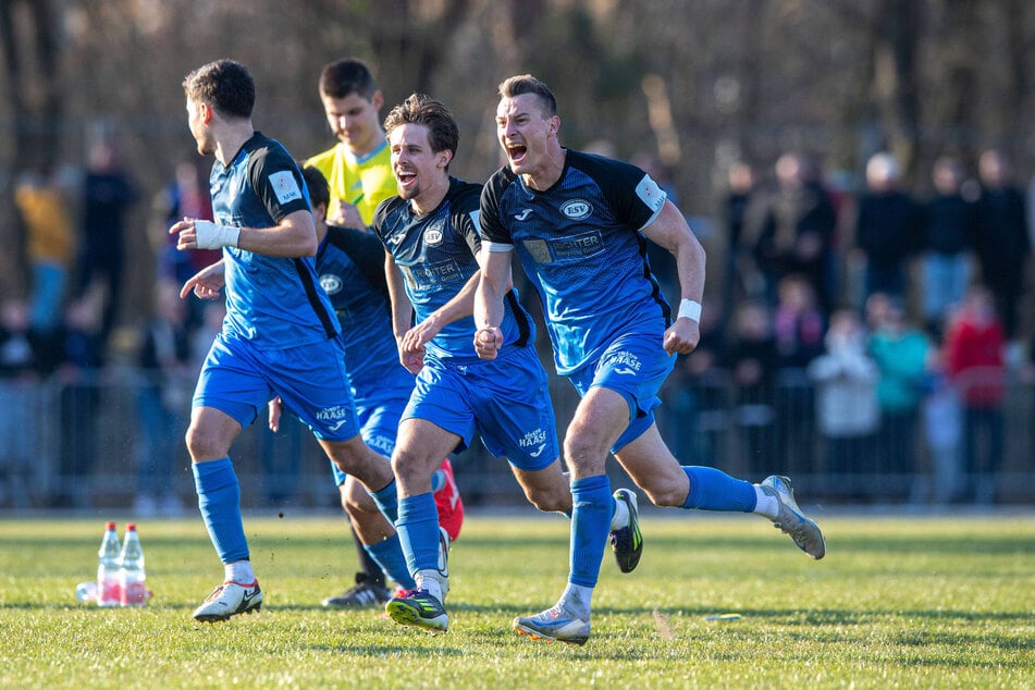 Matthias Steinborn (37, r.) und Co. drehen zum Jubeln ab: Der RSV Eintracht steht vor dem ersten Regionalliga-Aufstieg seiner Geschichte. (Archivfoto)