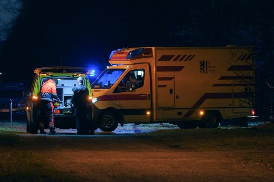 Sowohl Rettungsdienst, Feuerwehr als auch die Polizei waren vor Ort und kümmerten sich um die durchnässte Person.