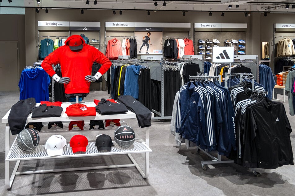 Hier gibt's Sachen von Adidas, Nike und PUMA gerade mit hohem Rabatt