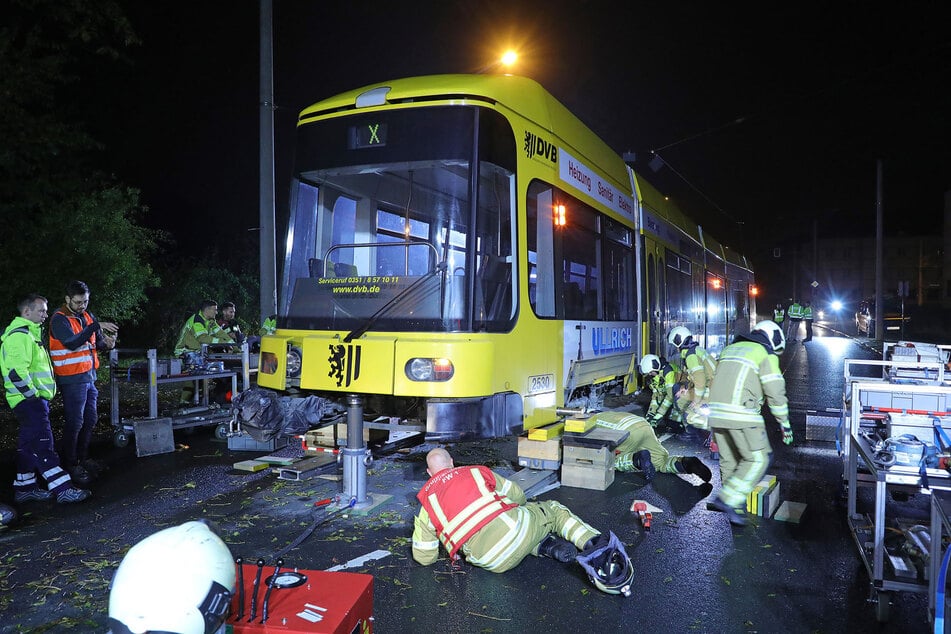 Mittels Hydraulik-Heber wurde erst das Heck angehoben. Dann wurden Rollwagen unter die entgleiste Tram geschoben. Erst dann konnte die Straßenbahn wieder eingegleist werden.