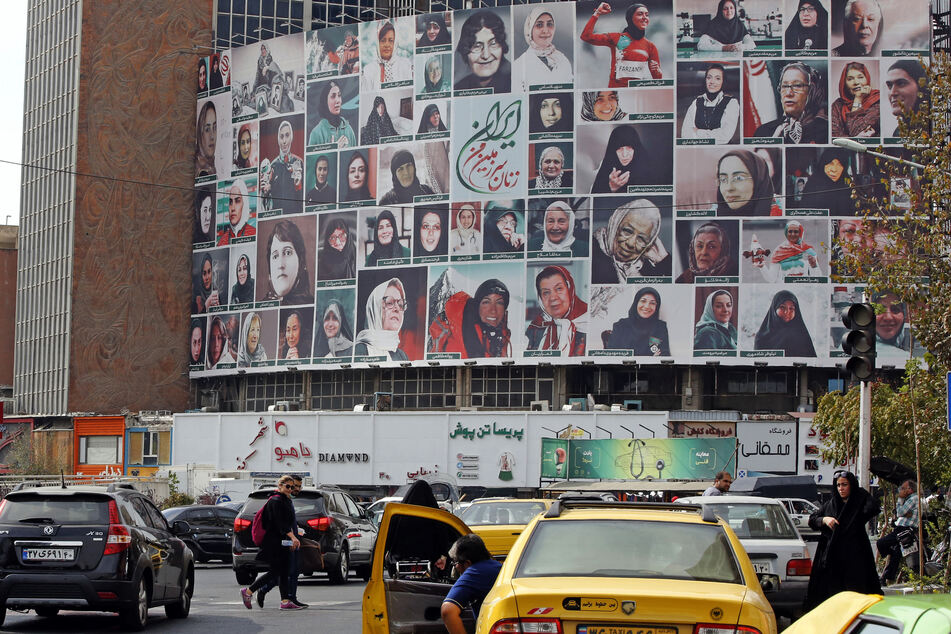 Die riesige Plakatwand, die eine Bildmontage mit dem Titel "Die Frauen meines Landes, Iran" zeigt, auf der iranische Frauen zu sehen sind, die alle den Hidschab tragen, musste nach Protesten der abgebildeten Frauen entfernt werden.