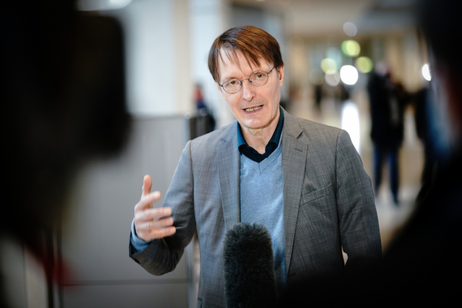 Karl Lauterbach spricht im Bundestag nach der Regierungserklärung der Bundeskanzlerin zur Bewältigung der Corona-Pandemie zu Medienvertretern.