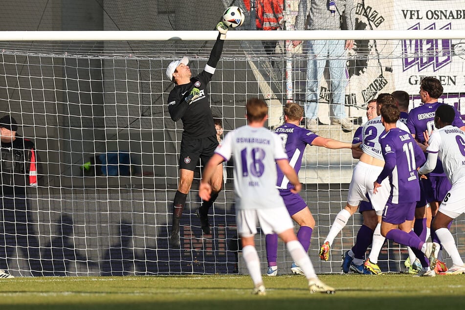 Auch so war Aues Keeper Martin Männel der Beste seiner Elf. Hier lenkte er einen Schuss über die Latte.