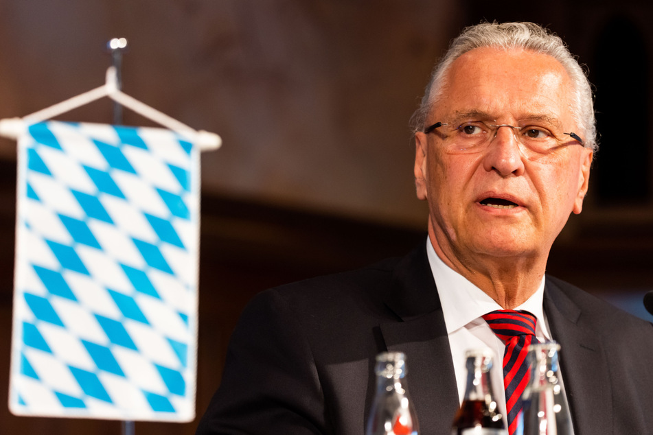 Joachim Herrmann (65, CSU) ist der Innenminister von Bayern.