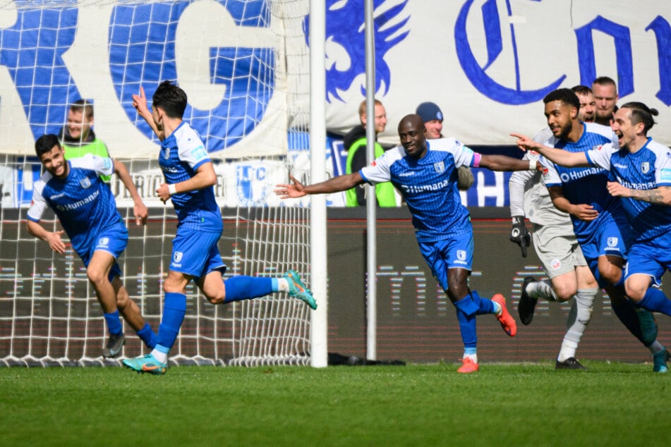 Jason Ceka (23, 2.v.l.) avancierte zuletzt gegen Hansa Rostock zum Matchwinner.