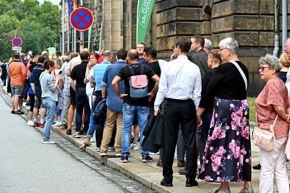 Vor der Staatskanzlei bildete sich schon am Vormittag eine lange Schlange.