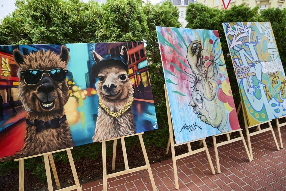 Die Bilder von AndyK sind auf vielen Fassaden der Neustadt zu sehen - seine skurrilen Figuren (Mitte) waren auch bei der Open-Air-Galerie dabei.