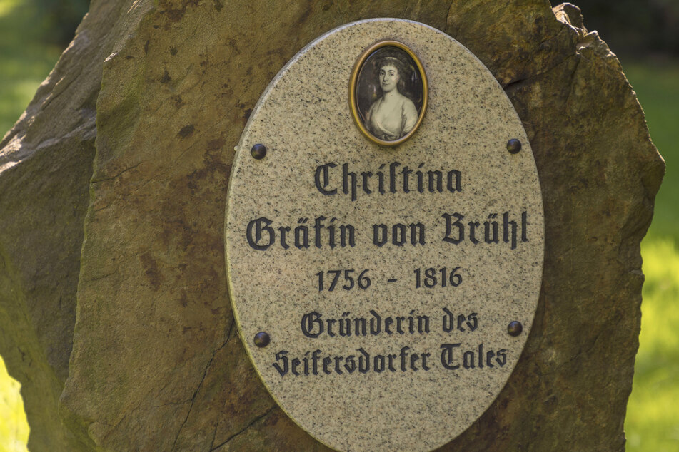 Der Gedenkstein im Seifersdorfer Schlosspark erinnert an Christina von Brühl.