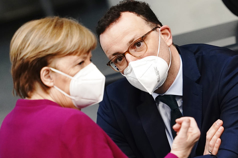 Gesundheitsminister Jens Spahn (40, CDU) im Gespräch mit Kanzlerin Angela Merkel (66, CDU).