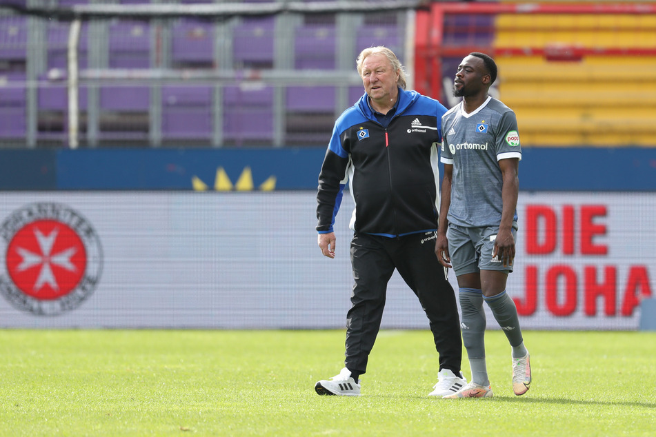HSV-Interimscoach Horst Hrubesch (70, l.) tröstet den sichtlich enttäuschten Khaled Narey (26). Die Rothosen haben auch im dritten Anlauf den Bundesliga-Aufstieg verpasst.