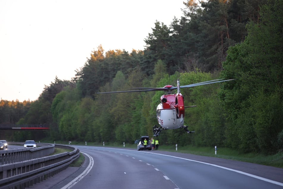Ein Rettungshubschrauber flog die lebensgefährlich verletzte Frau in eine Klinik.