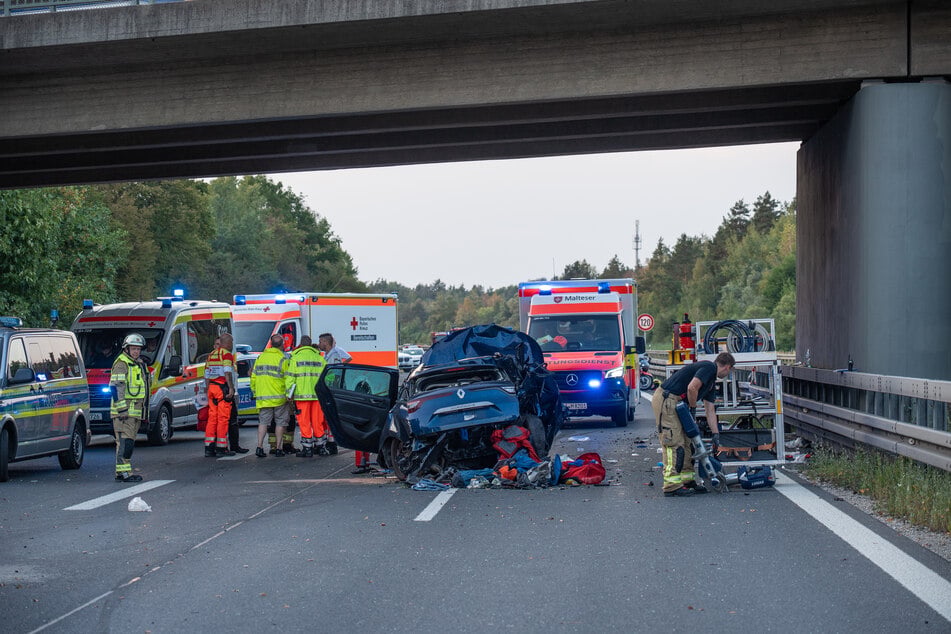 Zahlreiche Rettungskräfte waren am Samstagabend auf der A73 im Einsatz.